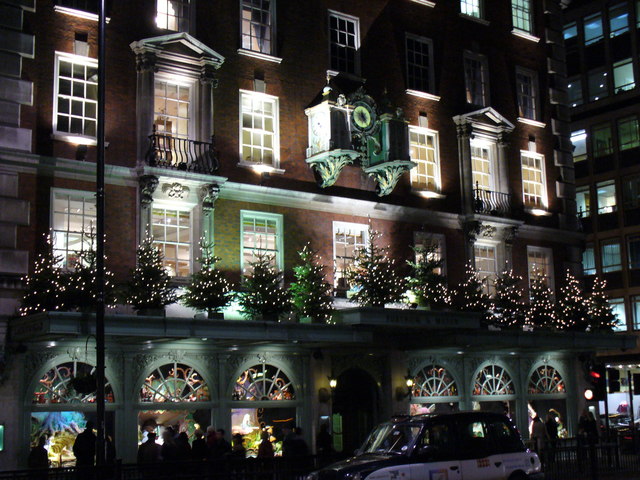 Late_night_Christmas_Shopping_at_Fortnum_and_Mason_-_geograph.org.uk_-_287502